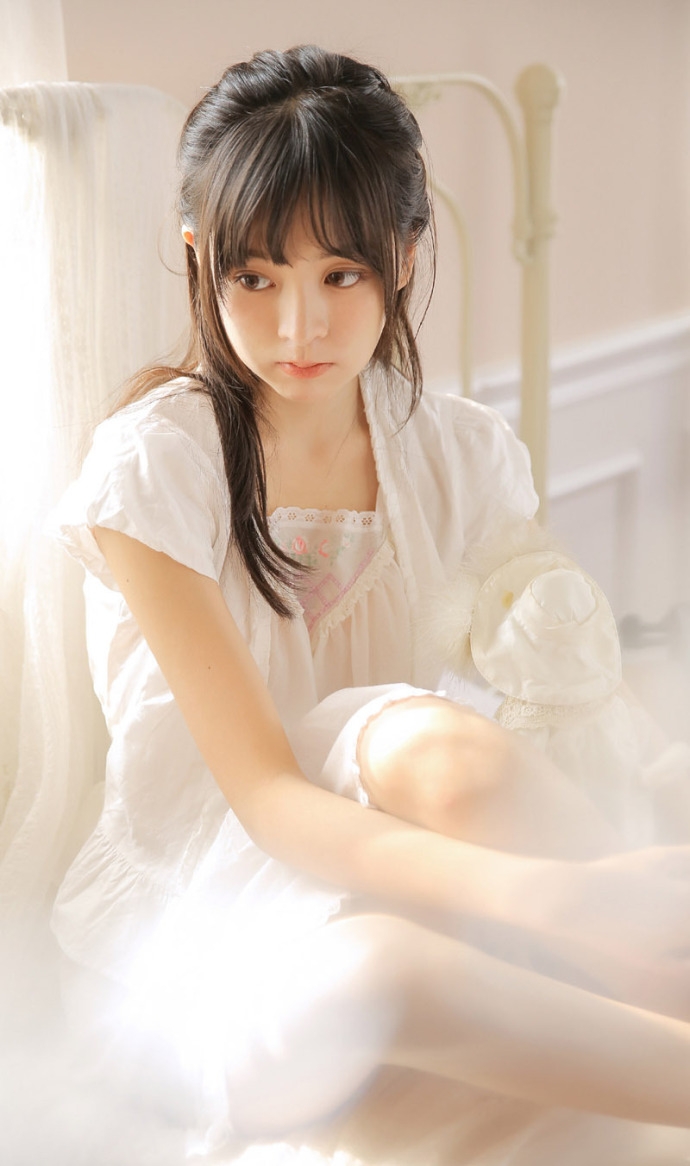 大提琴美女白色长裙黑溜溜大眼白皙脸蛋忧郁气质图片