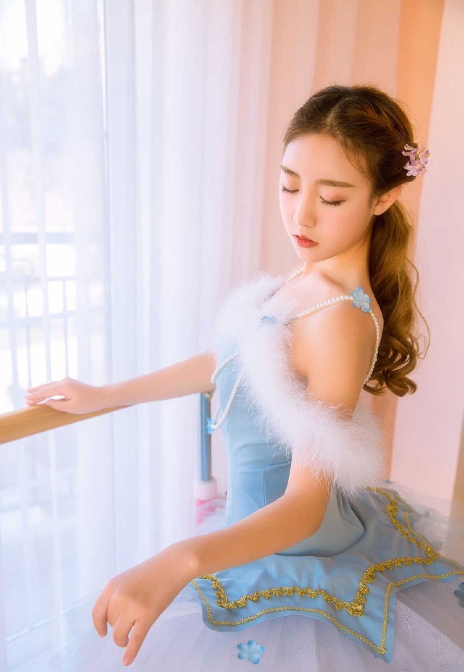 睫毛弯弯美女脸蛋白里透红蓬蓬裙露娇嫩牛奶肌图片