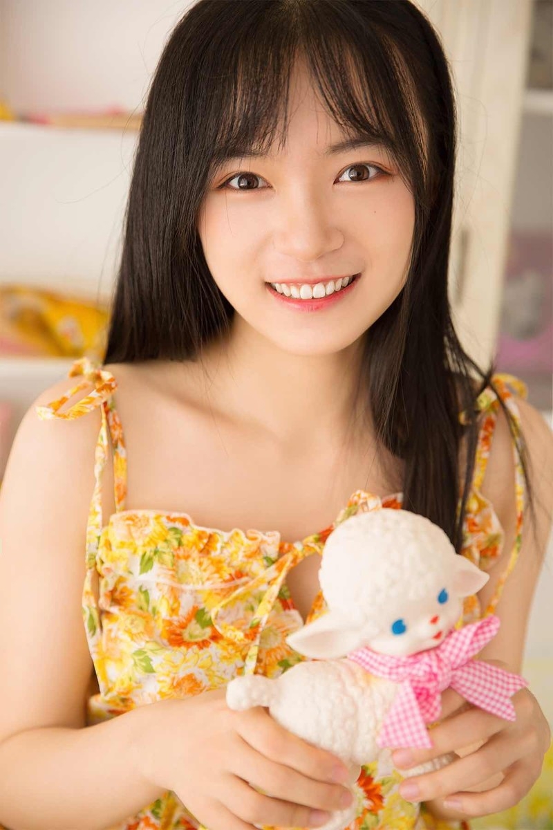 清纯美女吊带裙大秀香肩露齿甜笑图片