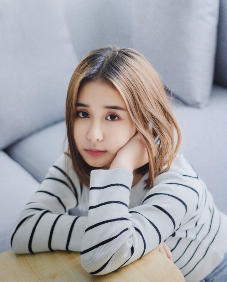 素颜美女牛仔热裤秀白嫩美腿私房图片