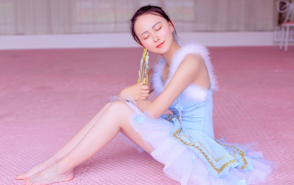 芭蕾舞美女高扎丸子头脸蛋白里透红修长美腿图片