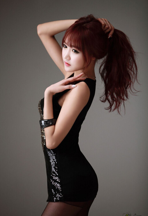 韩国风俗眉娘露两点黑丝写真