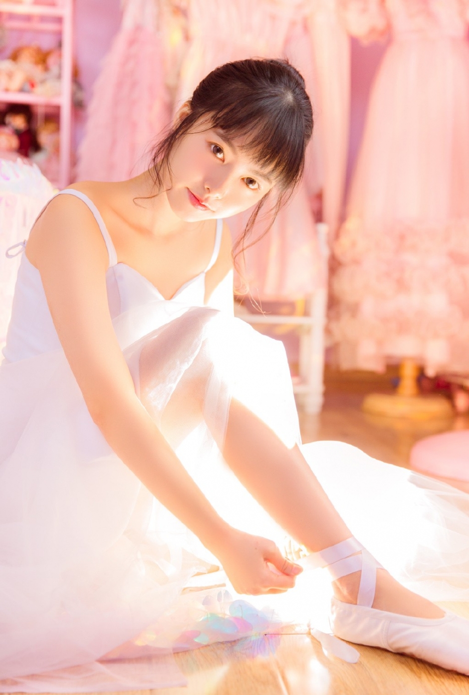 蓬松直刘海美女黑溜溜瞳孔樱桃小红唇满脸胶原蛋白图片