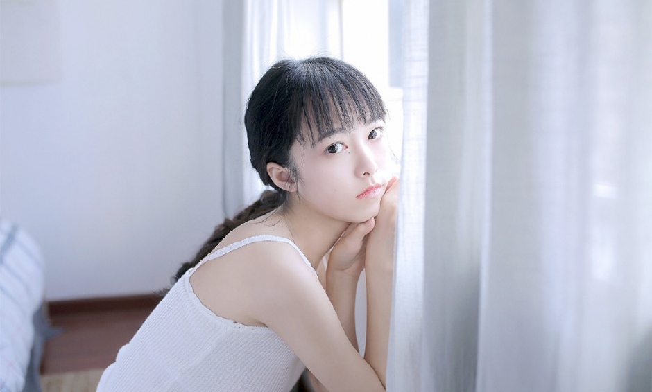 低扎马尾辫小清新美女皮肤细腻毛孔零瑕疵眼神清澈图片