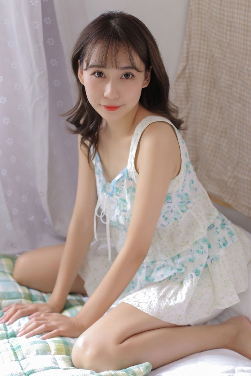 吊带美少女白嫩肌肤粉嫩香唇私房图片