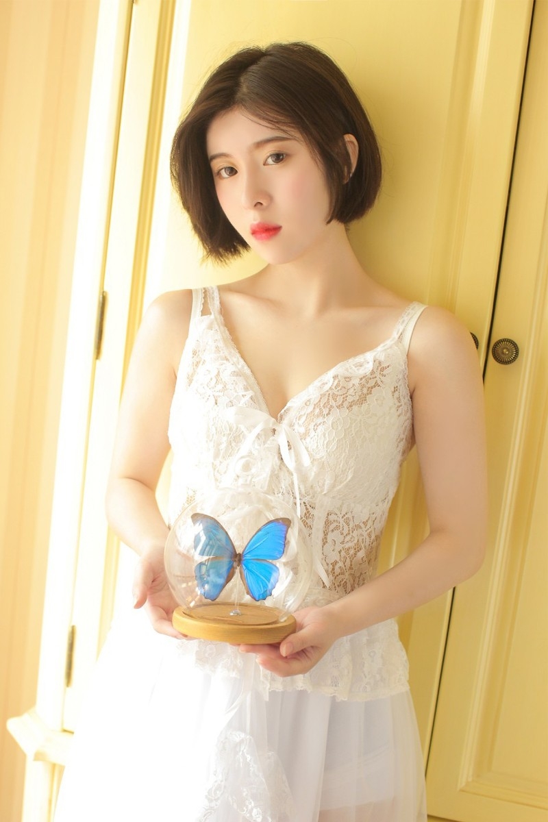 红唇美女蕾丝透视裙露傲人事业线图片