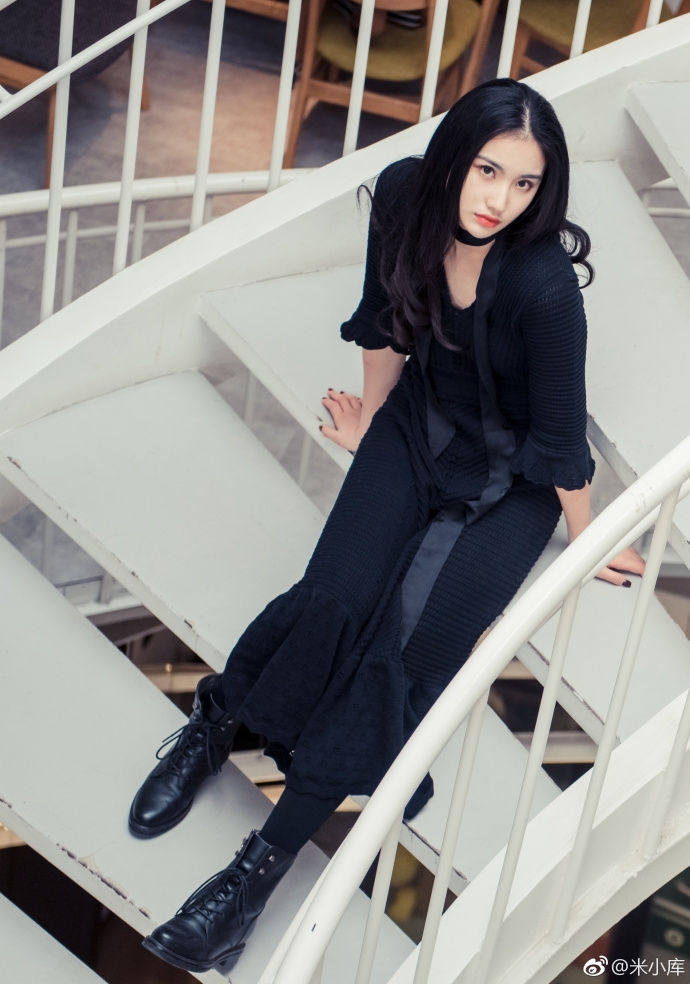 气质美女佳妮酱黑色长裙姿态撩人图片