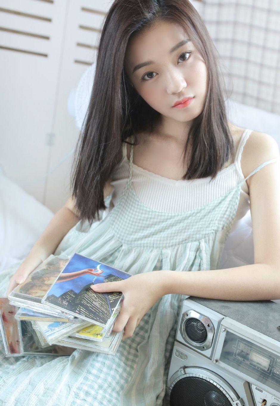 长发美女吊带睡裙半裸香肩白嫩美腿图片