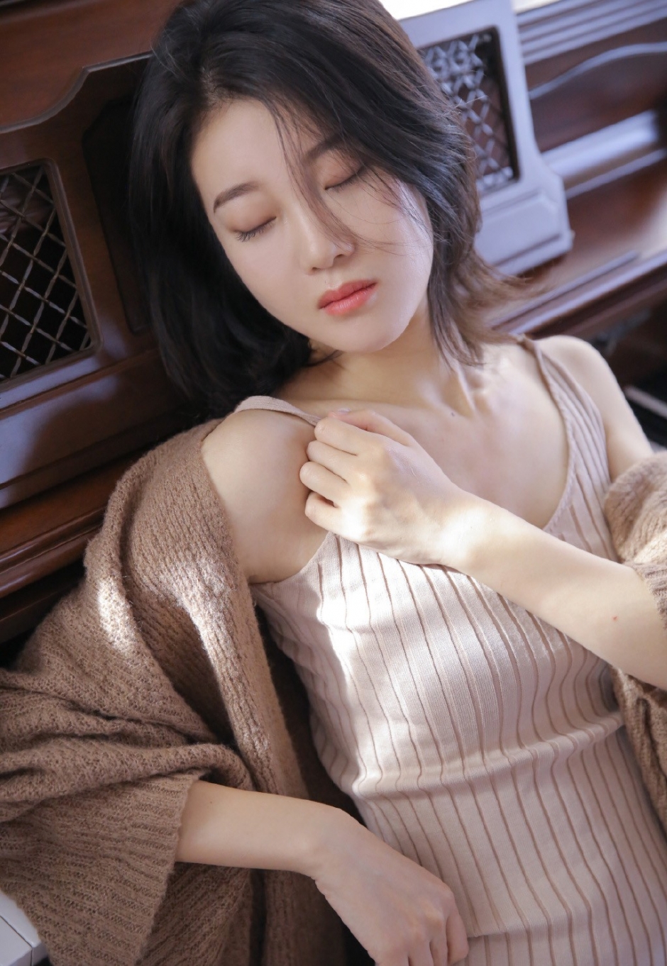 针织吊带衫身形修长美女大眼迷离气质忧郁躺姿慵懒图片