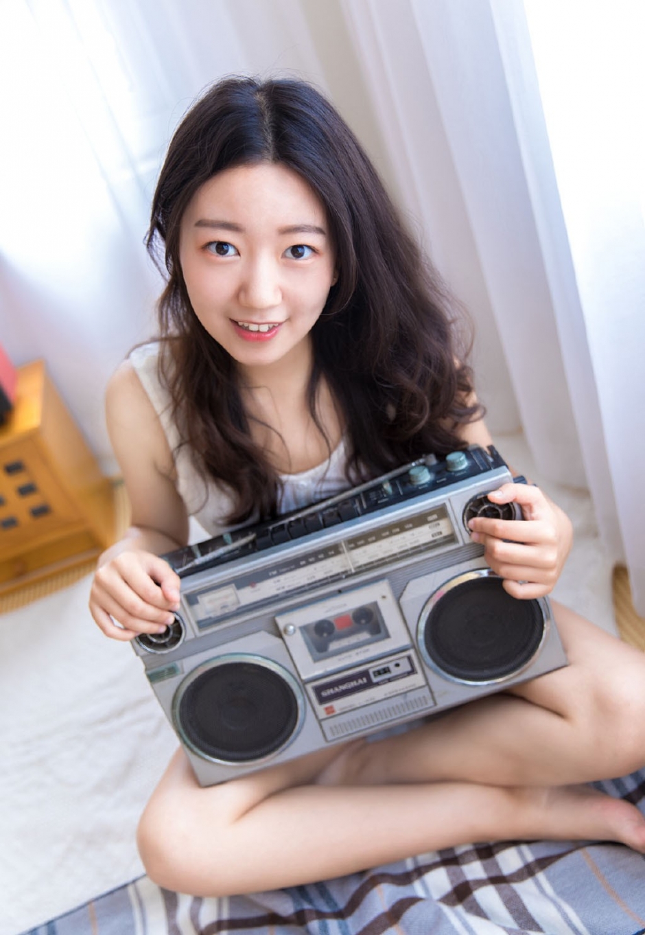 单眼皮美少女蓬松卷发纤细四肢露齿甜笑居家写真