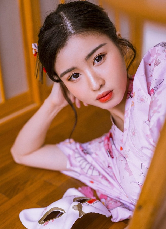 日本和服美女精致眉眼光滑牛奶肌图片