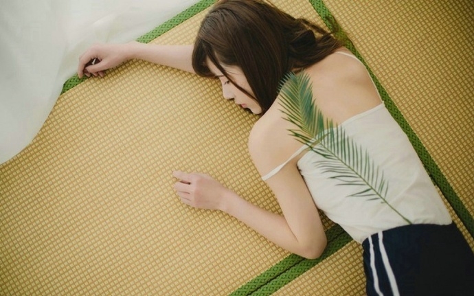 黑袜美腿美女吊带短裤白嫩牛奶肌图片