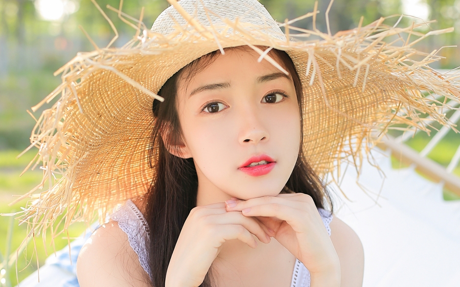 红唇雪肤美女精致瓜子脸户外野餐图片