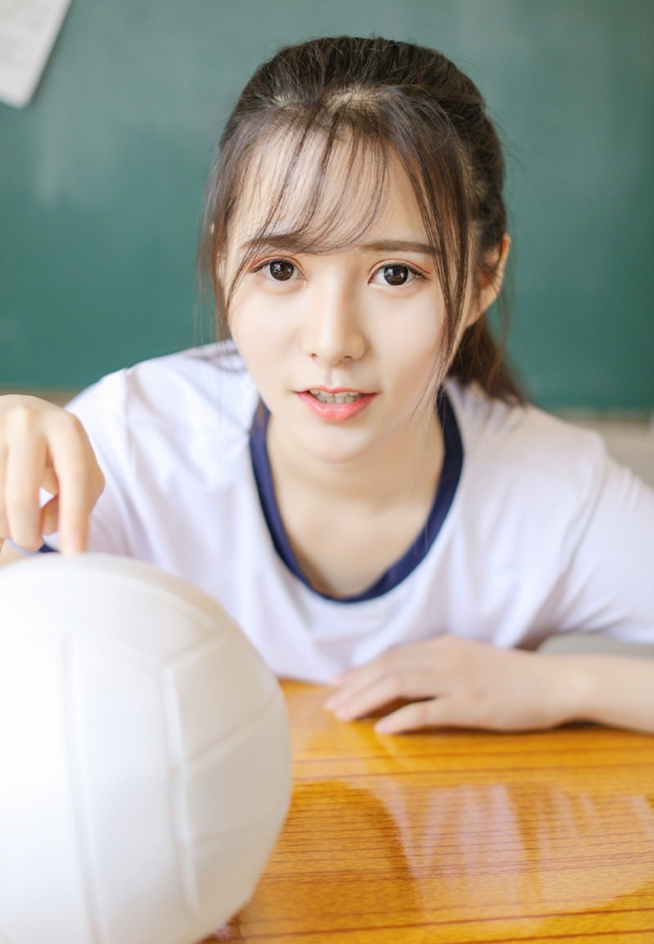 冲天马尾辫元气美女身材高挑休闲运动服秀纤细筷子腿图片