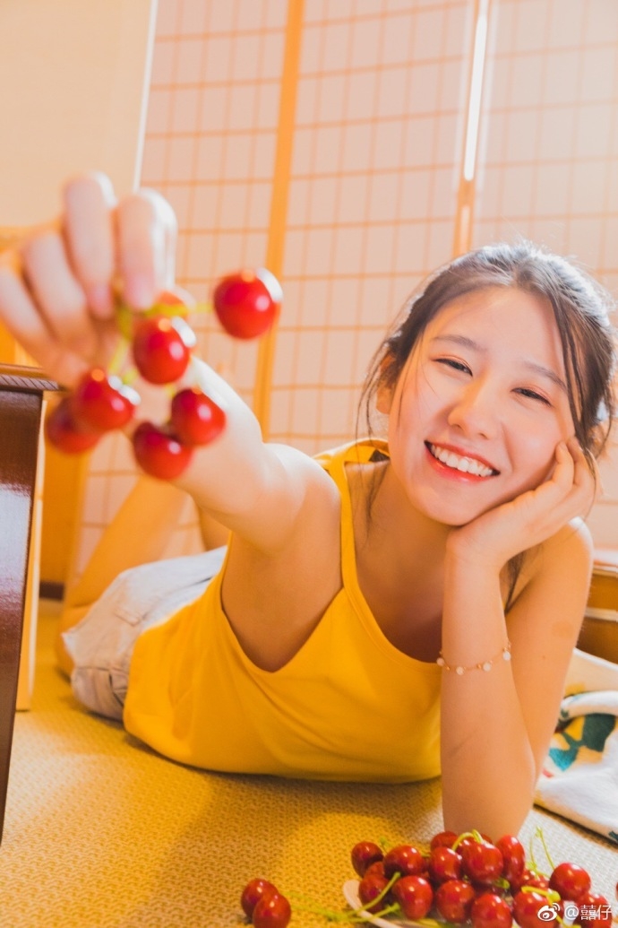 樱桃美少女发丝凌乱唇红齿白私房图片