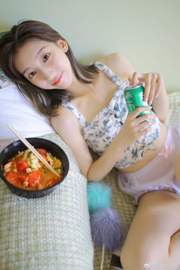 白嫩美女性感吊带短裤香肩美腿诱惑图片