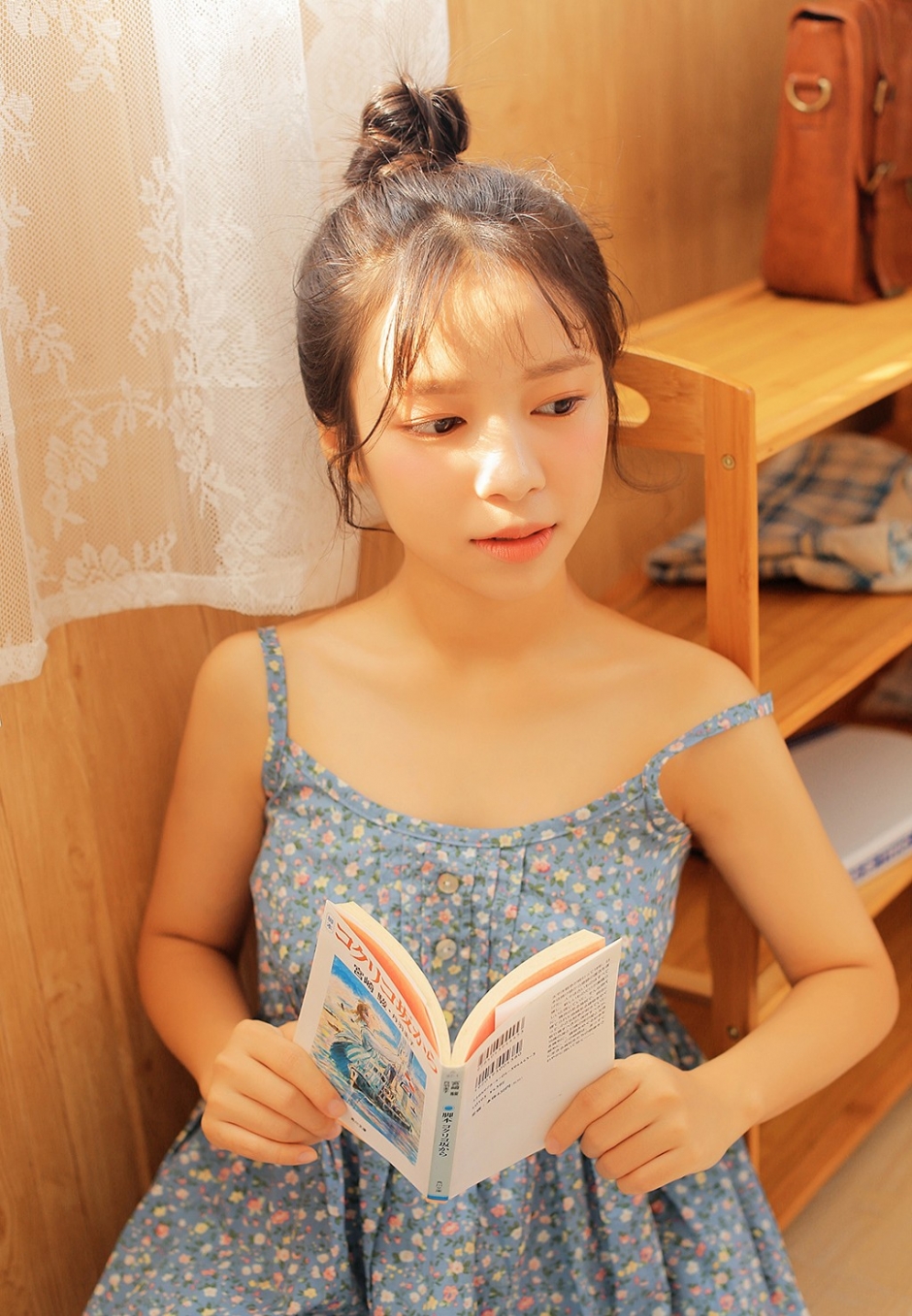 碎花裙美女脸蛋白里透红精致锁骨图片