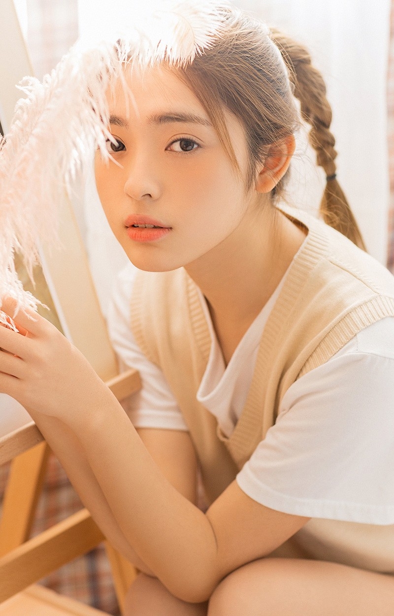 眉眼秀气画室美女白丝小细腿俏皮麻花辫嘟嘴卖萌图片