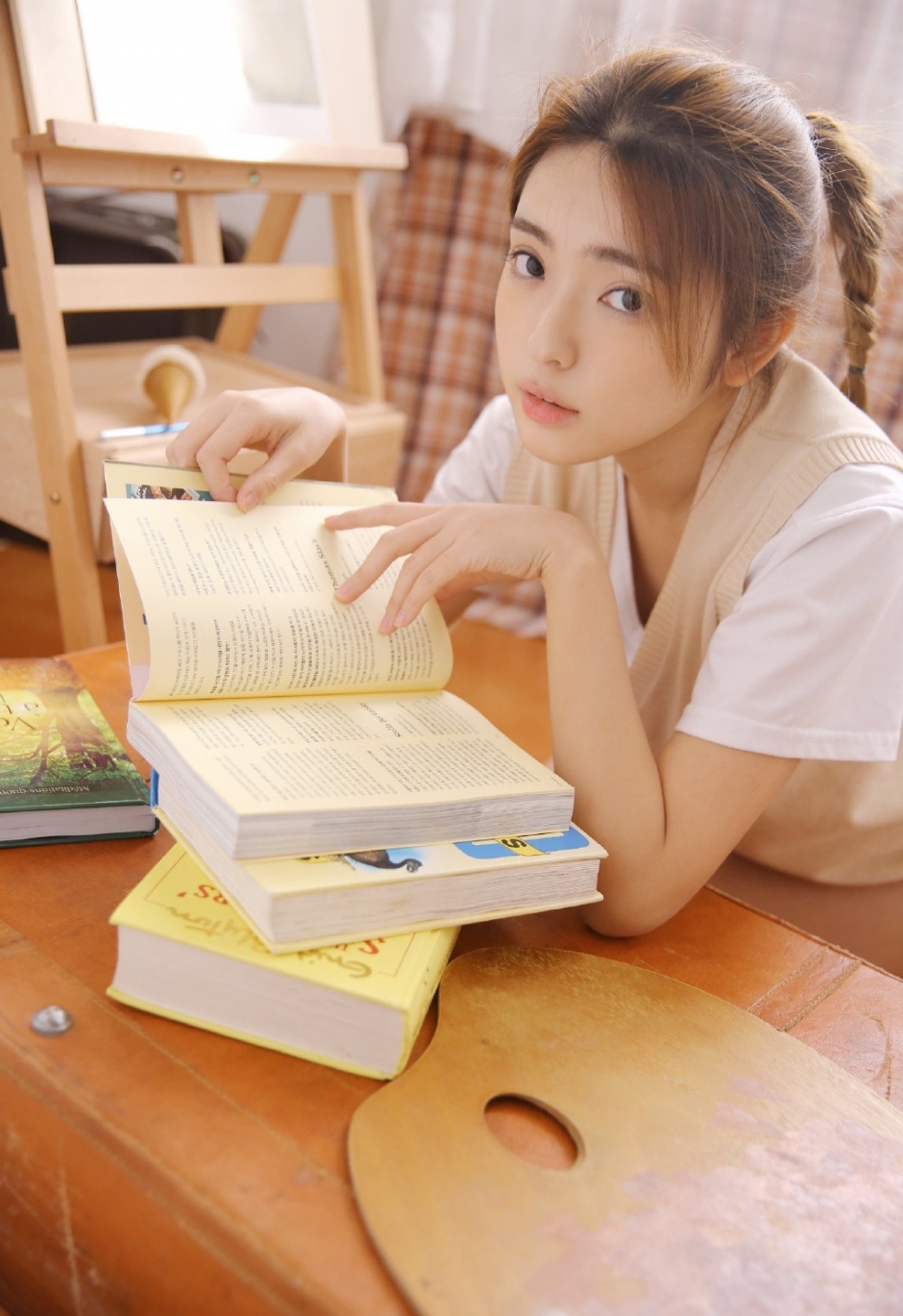 小皮鞋白丝袜美女五官清秀背心毛衣搭热裤活力满满图片