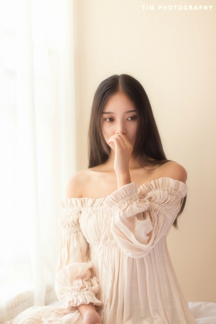 裸肩连衣裙美女黑长直发精致侧颜图片