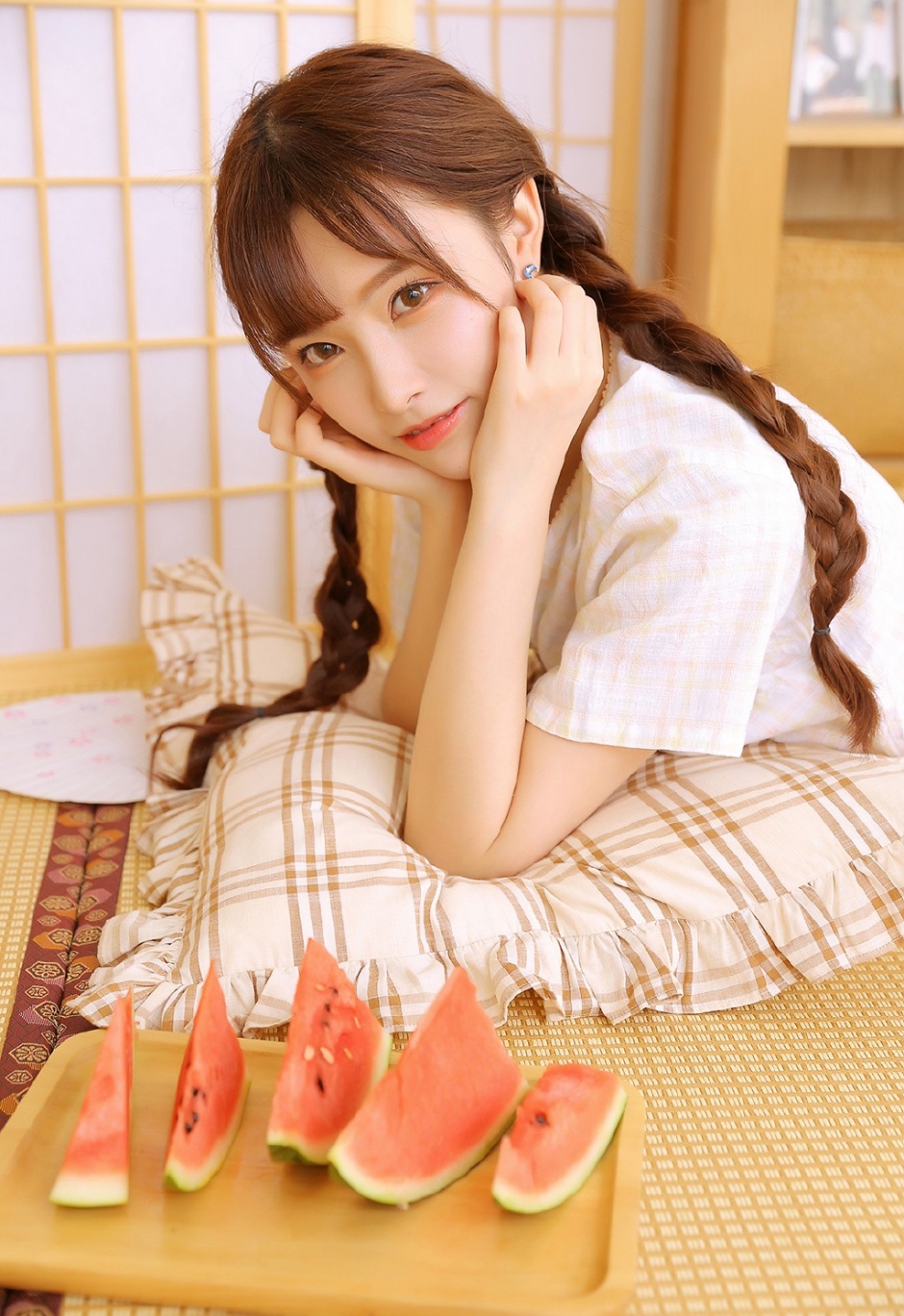 白丝长腿美女俏皮麻花辫眨眼卖萌抿嘴甜笑吃西瓜图片