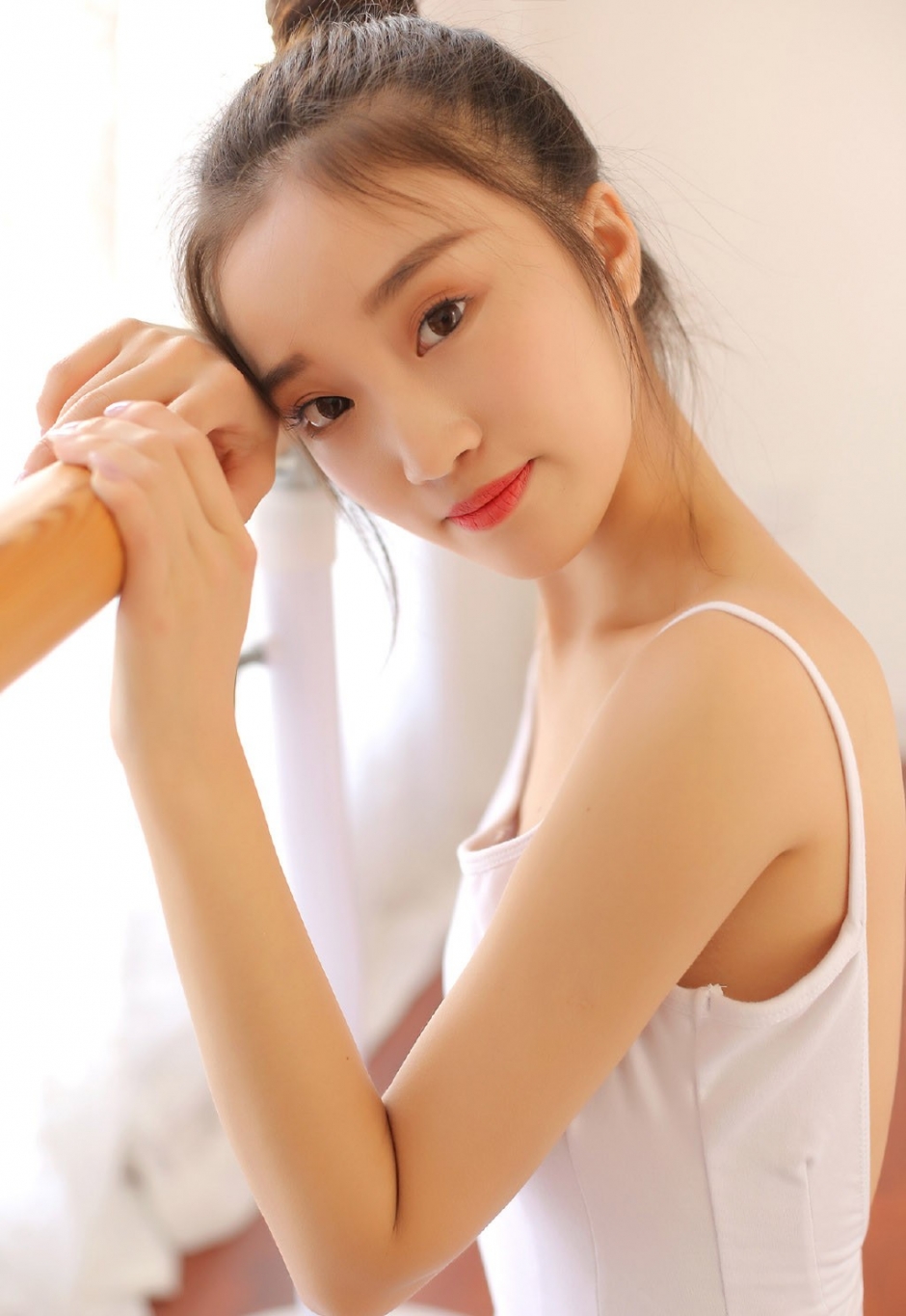 芭蕾舞美女气色红润俏皮丸子头秀光滑裸背翩翩起舞图片