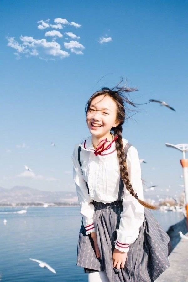 麻花辫制服美女校花白丝美腿诱惑图片