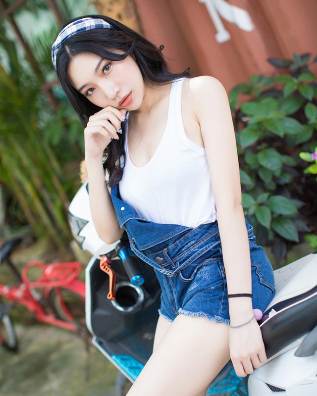 前凸后翘的巨乳细腰美女写真 长腿大胸美女完美身材图片