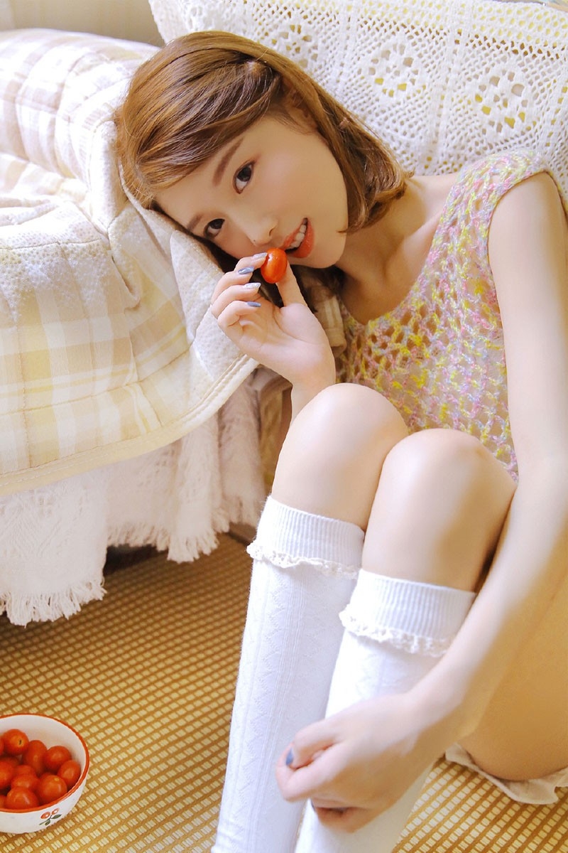 裹胸萌妹子白嫩皮肤诱人白丝长腿图片