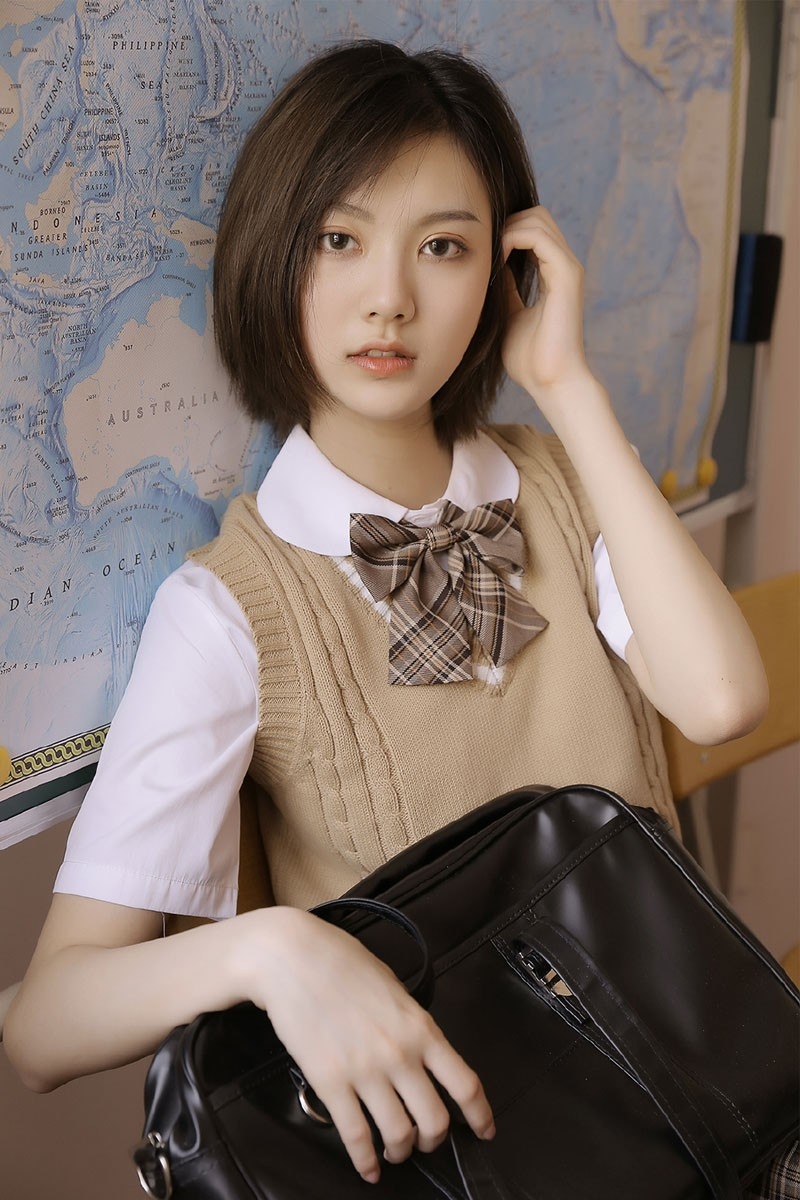 高冷学生妹清秀脸蛋学院风制服嘴唇微张眼神清冷图片