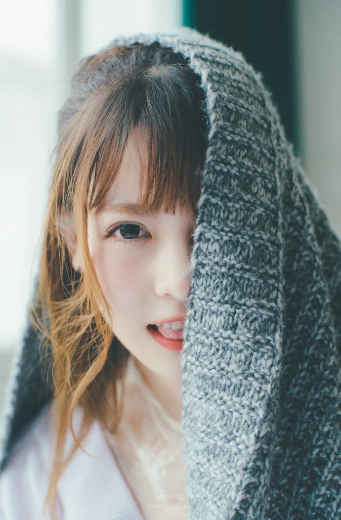 微卷长发美女脸蛋白里透红吐舌卖萌图片