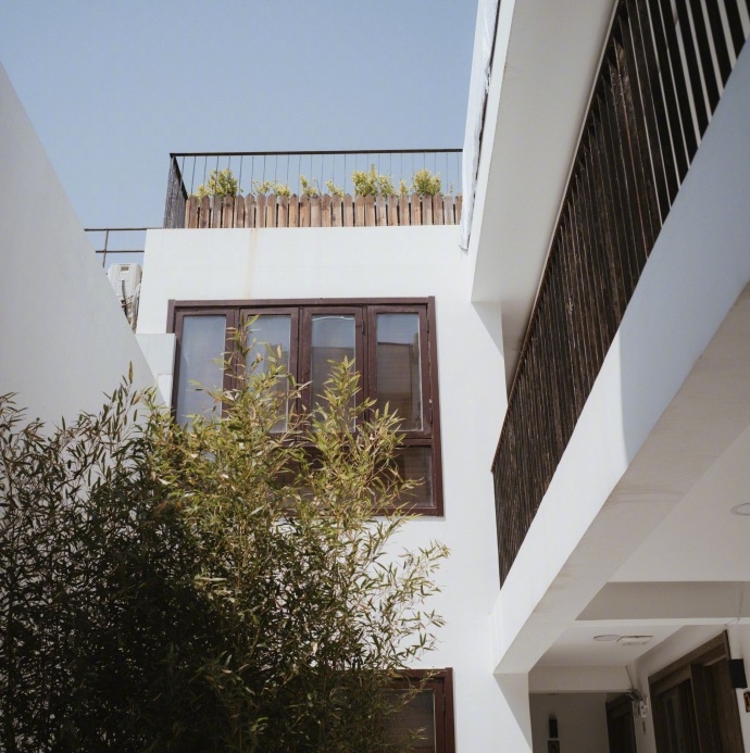 高挑美女高腰裤搭牛仔外套时尚街拍图片