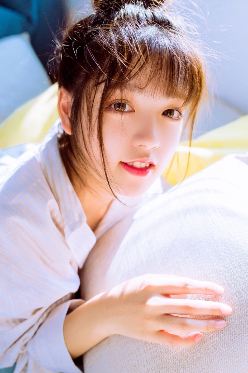 蓬松直刘海美女黑溜溜瞳孔樱桃小红唇满脸胶原蛋白图片