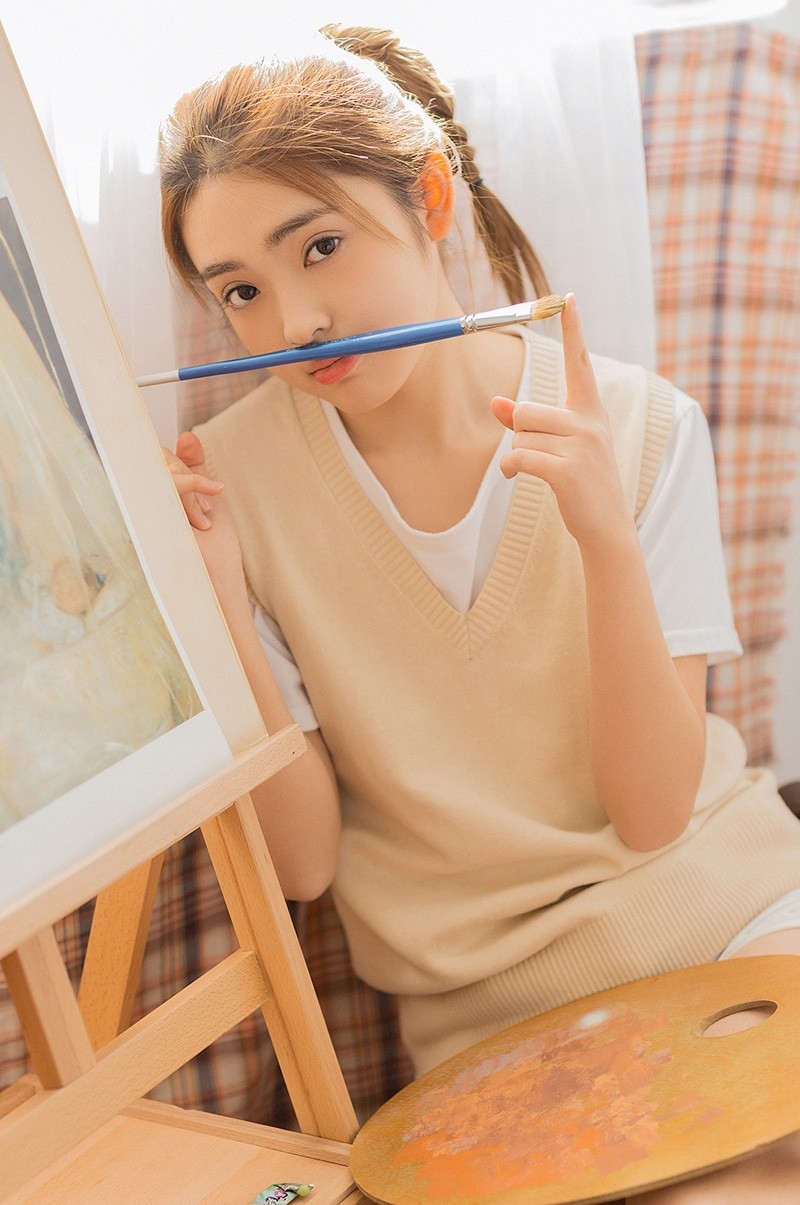 眉眼秀气画室美女白丝小细腿俏皮麻花辫嘟嘴卖萌图片