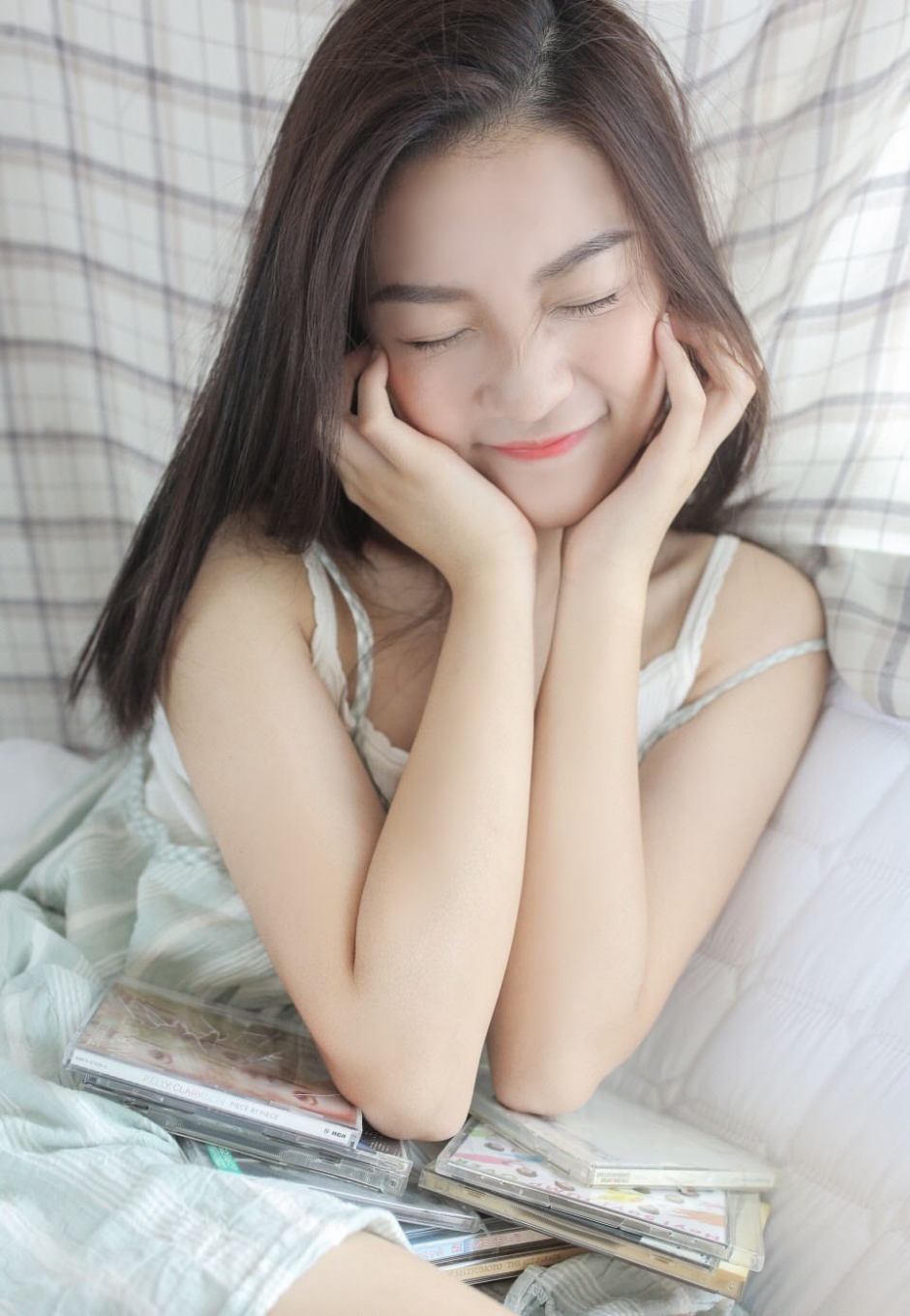 长发美女吊带睡裙半裸香肩白嫩美腿图片