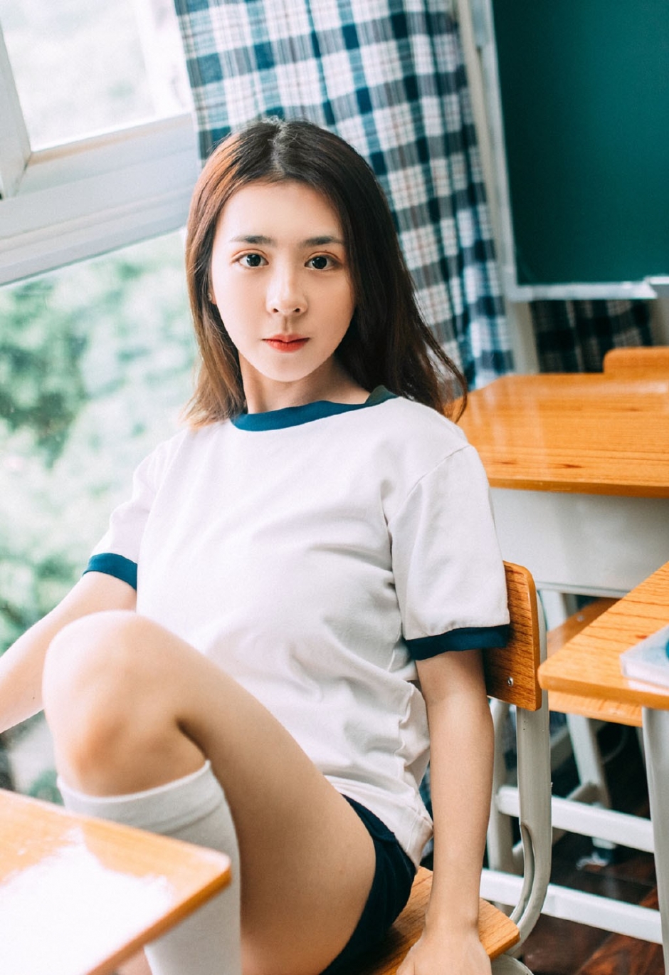 运动服美女学生诱人白丝长腿教室图片