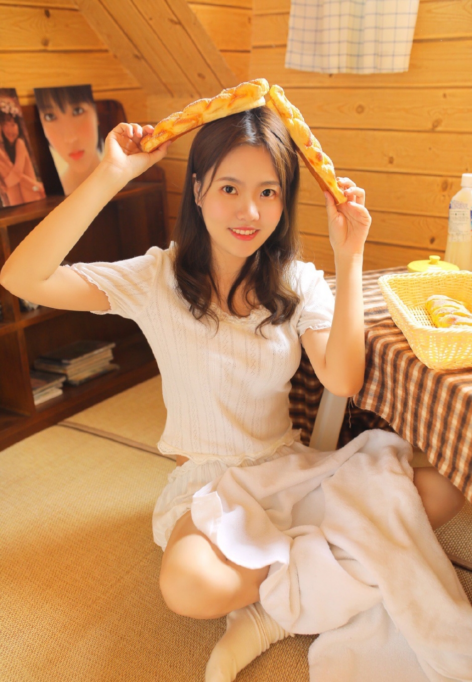 长发美女唇红齿白超短裤长腿诱惑图片