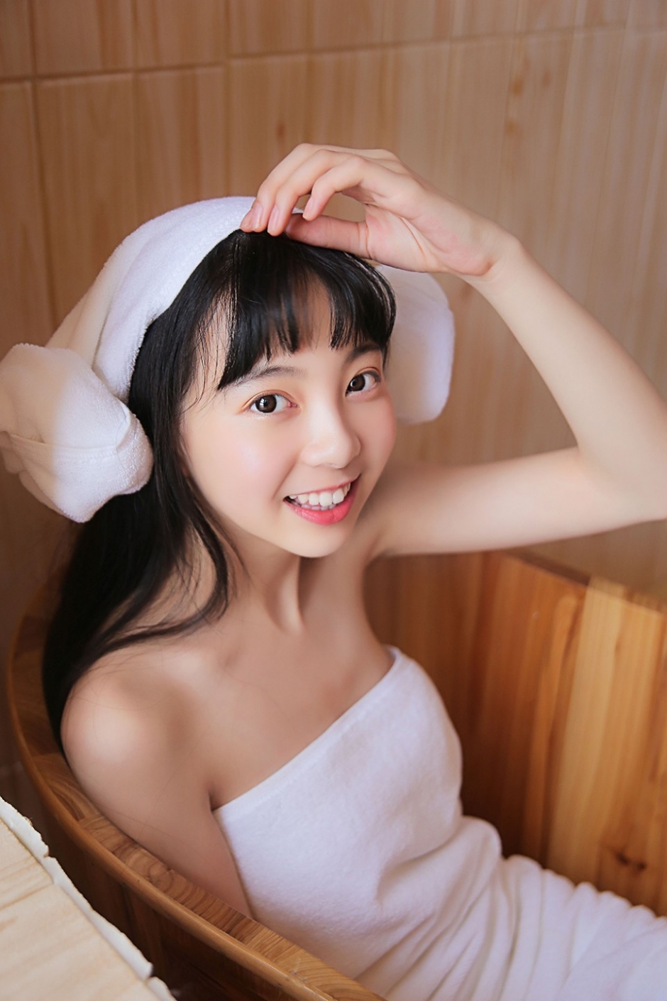 浴缸裹胸美女圆润包子脸露齿大笑赤身露牛奶肌图片