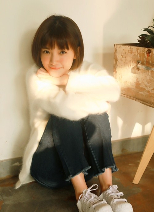 阳光下美女粉嘟嘟脸蛋可爱学生头图片