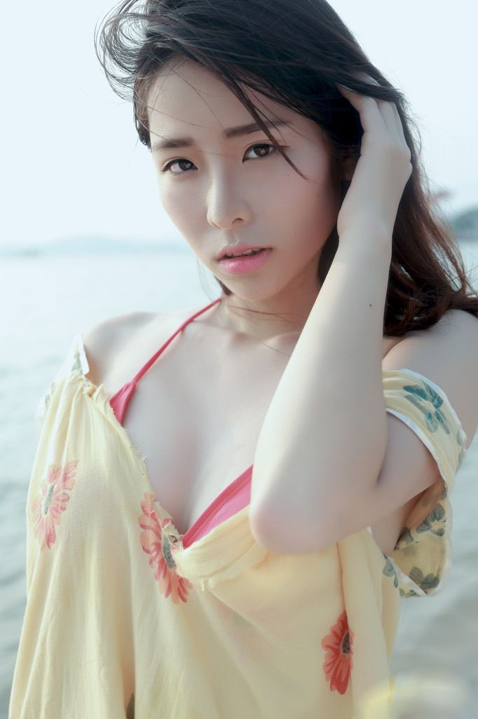 沙滩美女天体浴