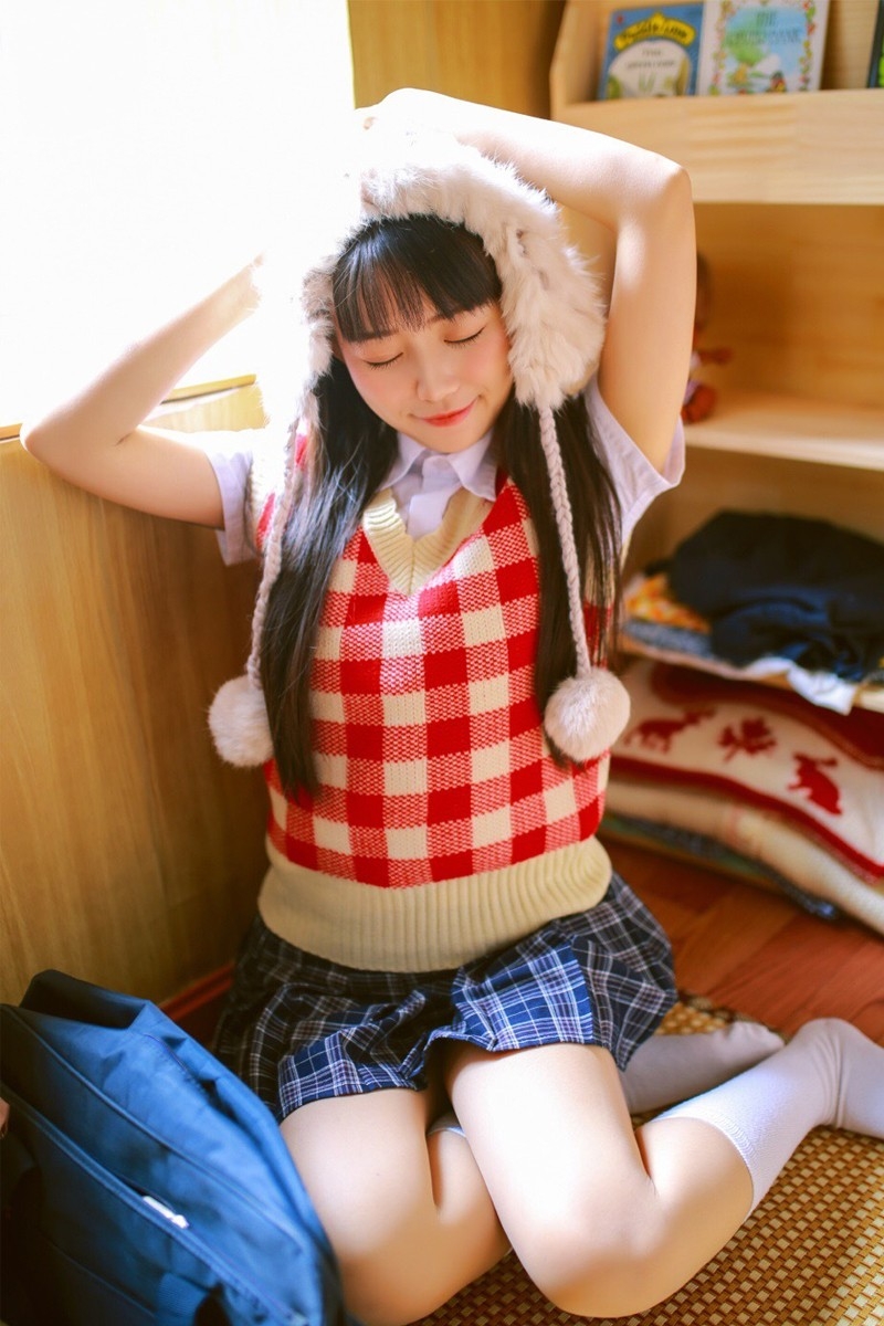 粉扑扑脸蛋日系美女大眼睛小嘴巴校园制服配贝雷帽图片