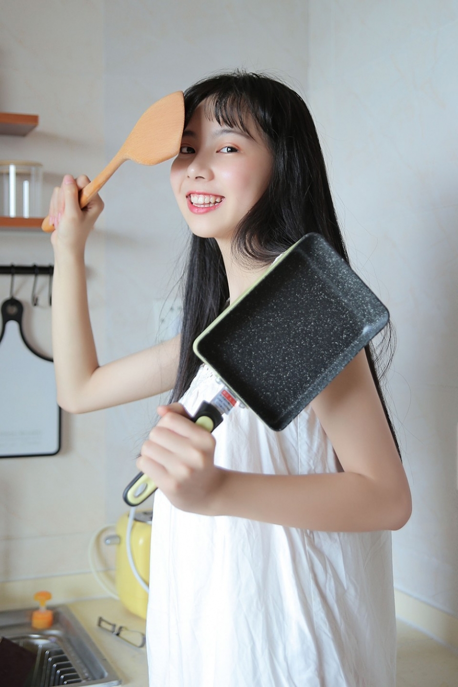 厨房美娇娘圆润娃娃脸乌黑长发居家图片
