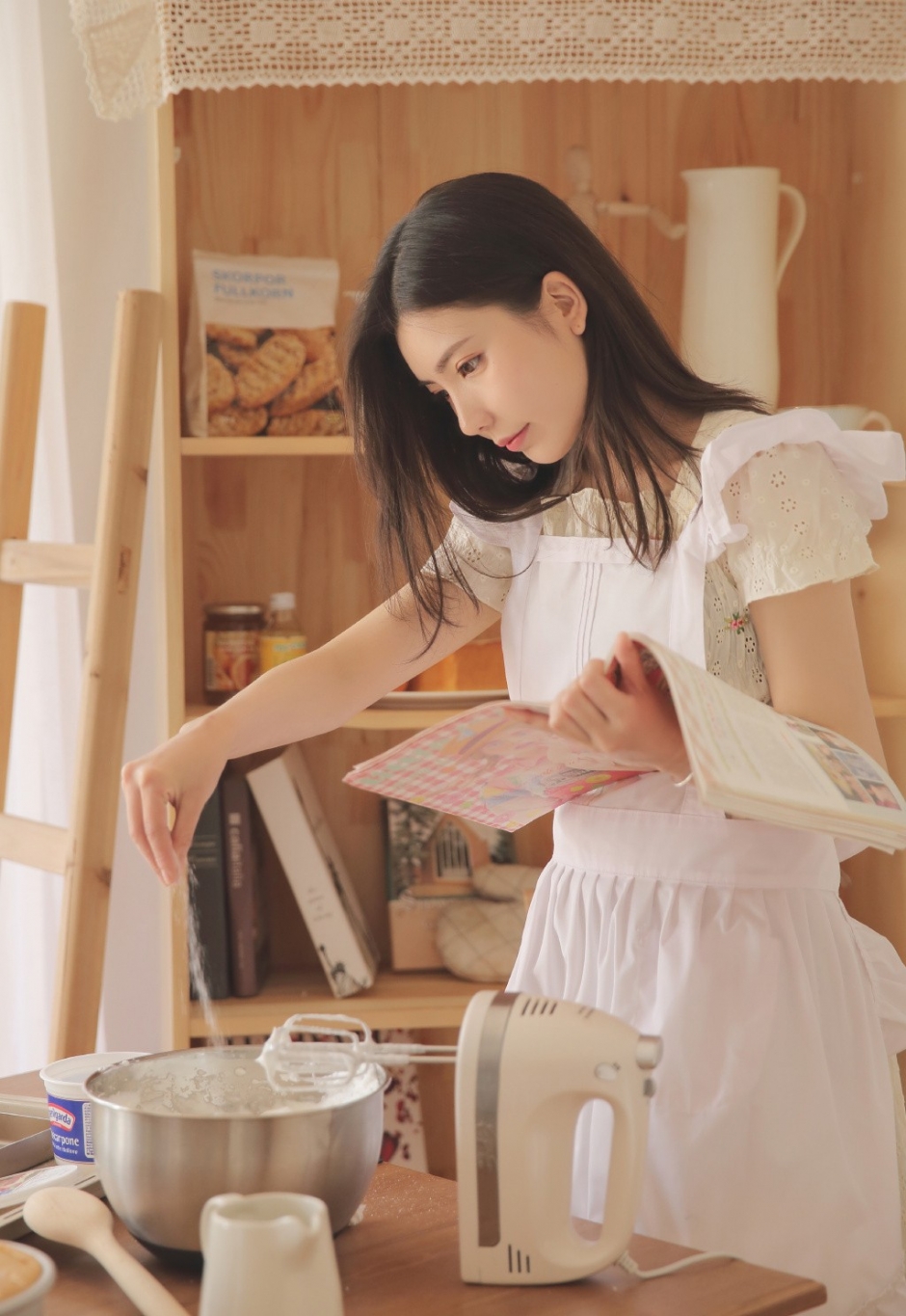 厨房美女白嫩肌肤精致侧颜做蛋糕图片