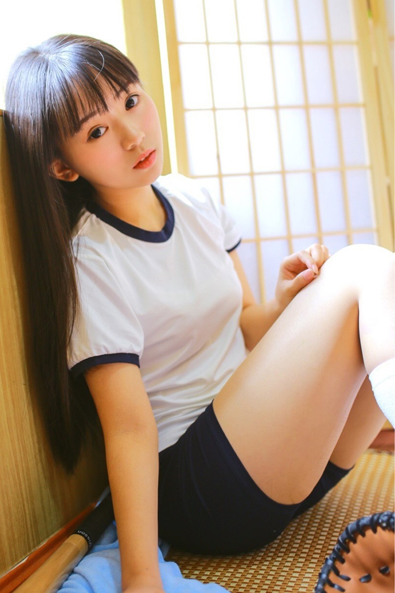 粉扑扑脸蛋日系美女大眼睛小嘴巴校园制服配贝雷帽图片