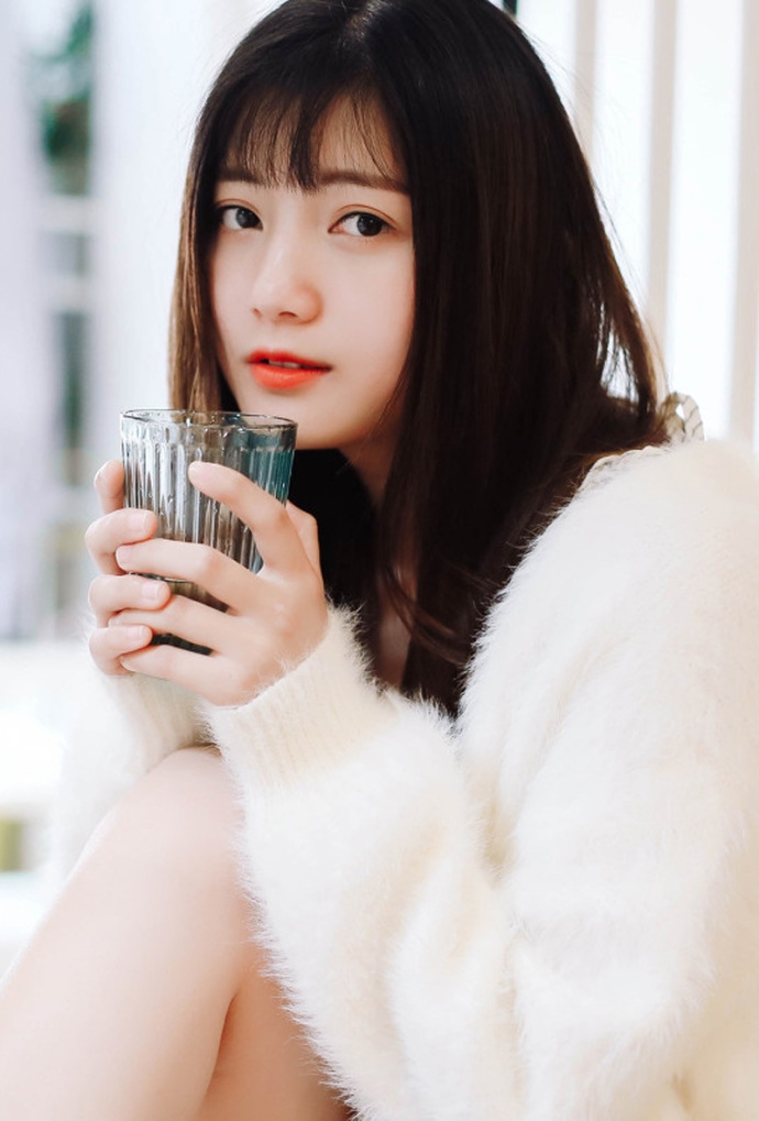 可爱mm吊带短裤露粉肩玉腿私房搞怪图片