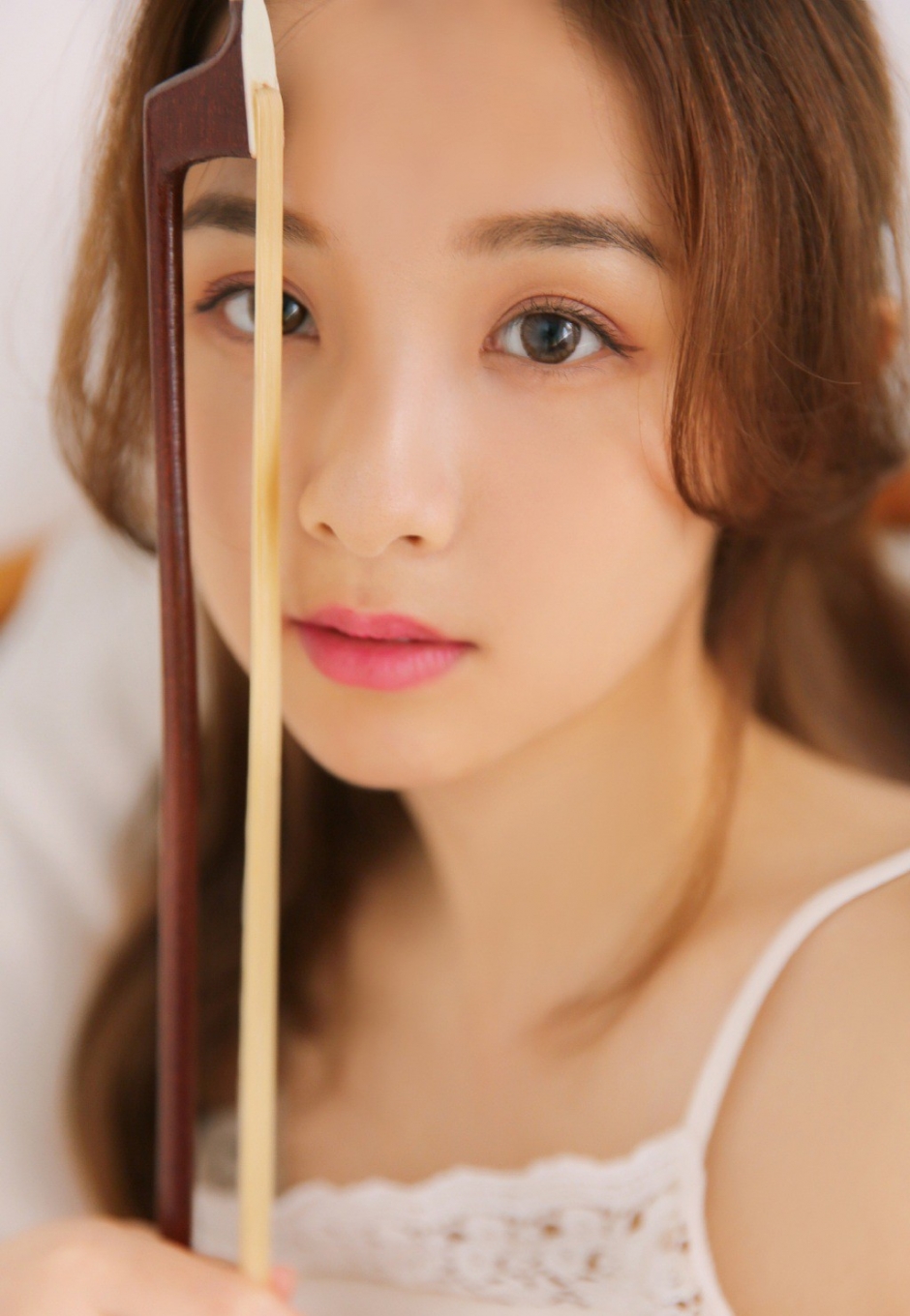 大提琴美少女吊带裙小露香肩锁骨图片