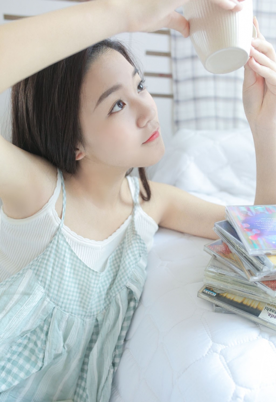 长发美女吊带睡裙半裸香肩白嫩美腿图片