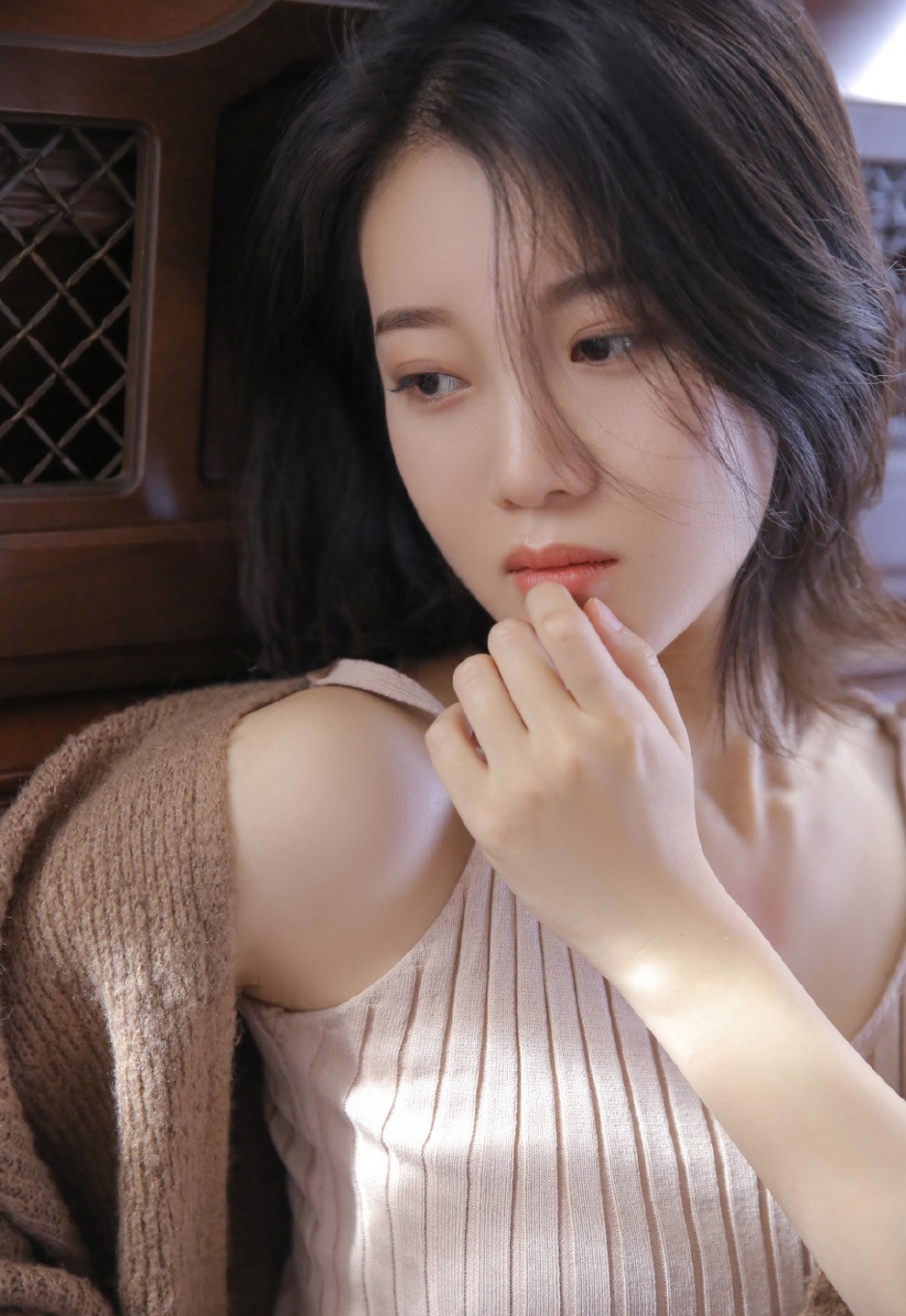 针织吊带衫身形修长美女大眼迷离气质忧郁躺姿慵懒图片