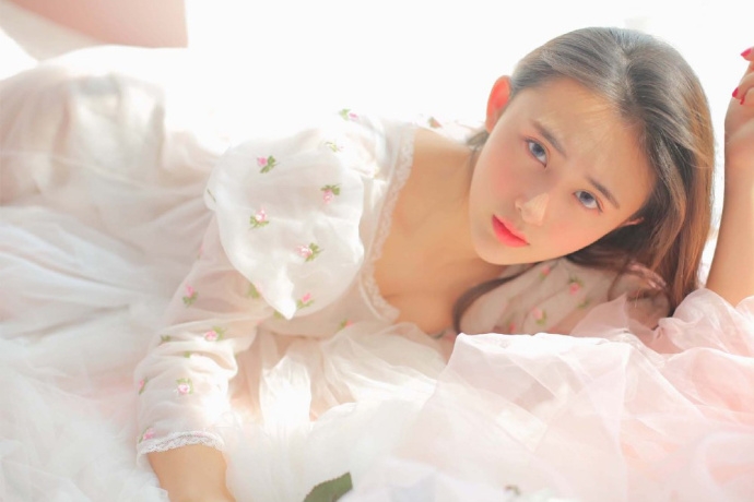 小清新美女迷离大眼脸蛋泛红蕾丝纱裙露白嫩酥胸图片