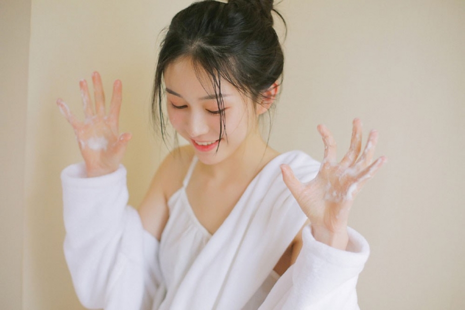 丸子头美女唇红齿白气色红润床上诱人图片